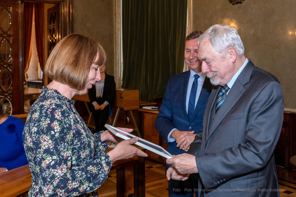 umk_0503.jpg-Nauczyciel z Pasją, nauczyciele, Majchrowski, dyplomy, wręczenie, certyfikat  Autor: P. Wojnarowski