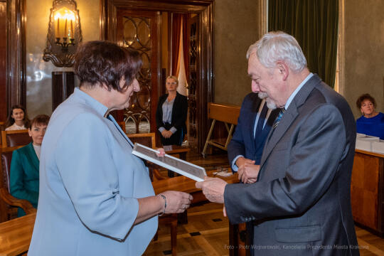 umk_0505.jpg-Nauczyciel z Pasją, nauczyciele, Majchrowski, dyplomy, wręczenie, certyfikat