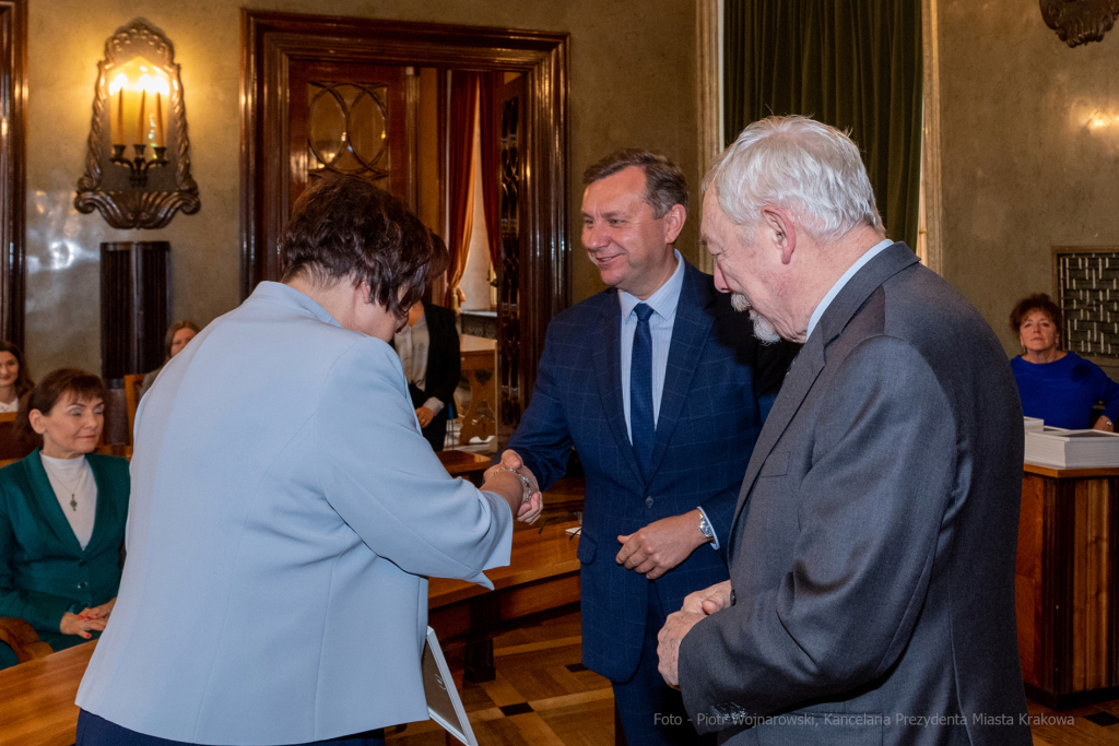 umk_0507.jpg-Nauczyciel z Pasją, nauczyciele, Majchrowski, dyplomy, wręczenie, certyfikat  Autor: P. Wojnarowski