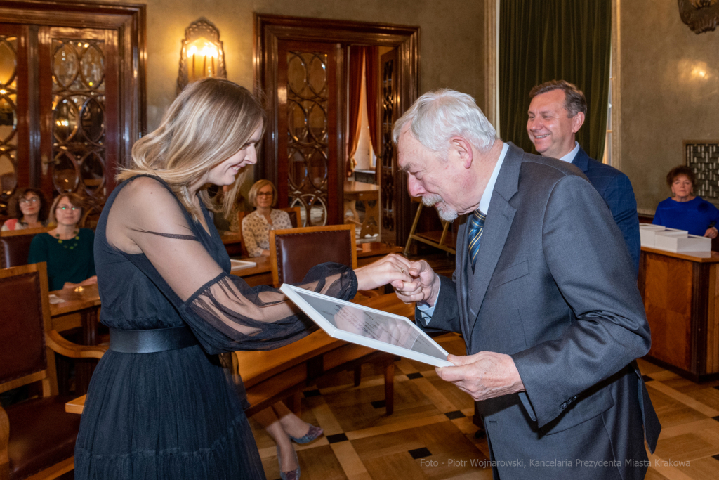 umk_0516.jpg-Nauczyciel z Pasją, nauczyciele, Majchrowski, dyplomy, wręczenie, certyfikat  Autor: P. Wojnarowski