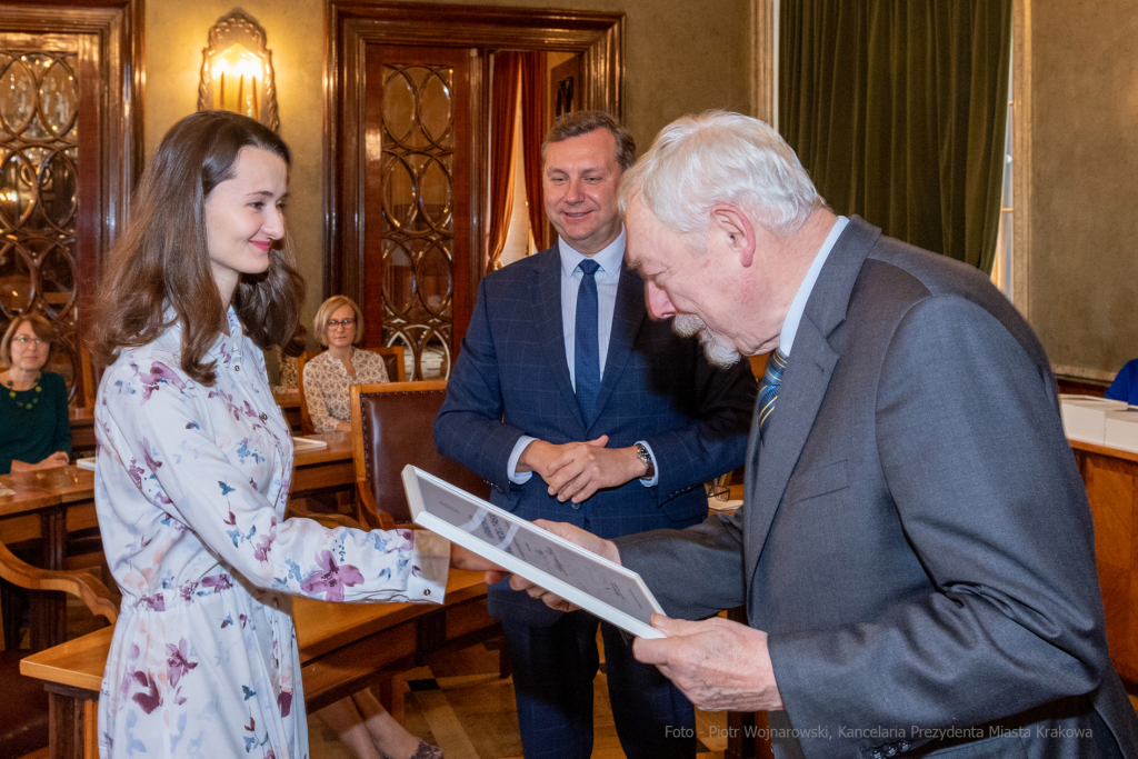 umk_0518.jpg-Nauczyciel z Pasją, nauczyciele, Majchrowski, dyplomy, wręczenie, certyfikat  Autor: P. Wojnarowski