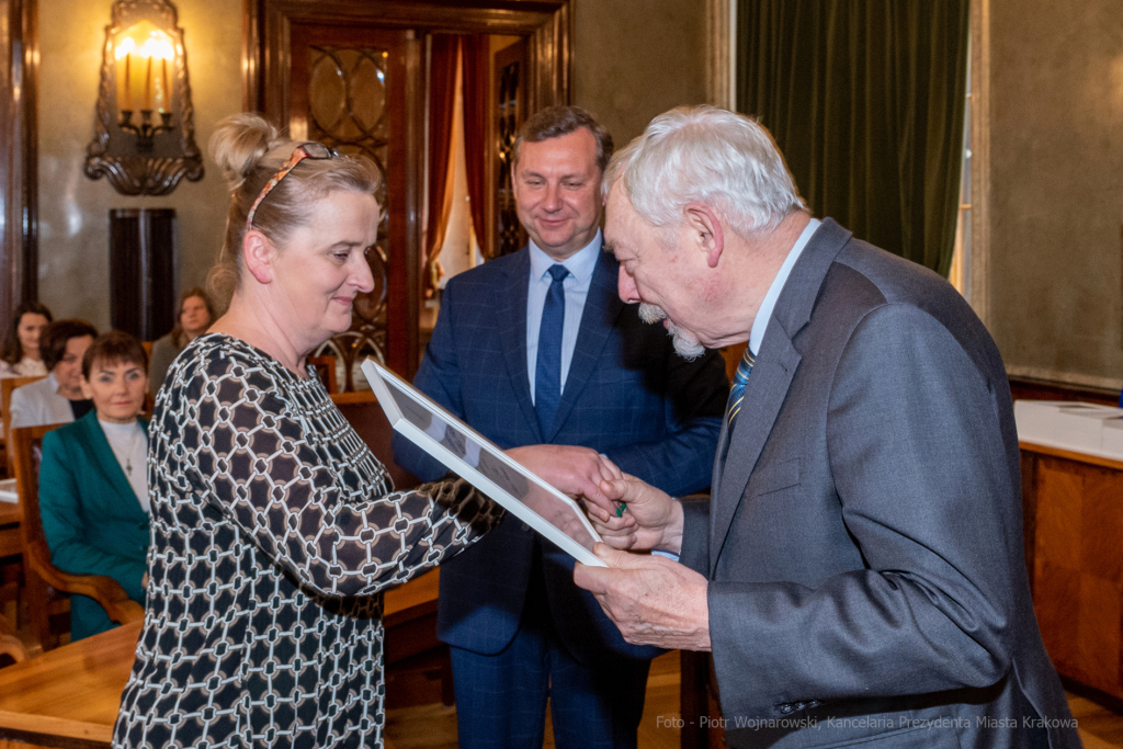 umk_0530.jpg-Nauczyciel z Pasją, nauczyciele, Majchrowski, dyplomy, wręczenie, certyfikat  Autor: P. Wojnarowski