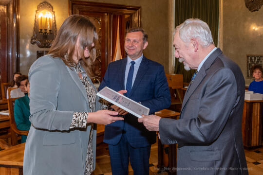 umk_0537.jpg-Nauczyciel z Pasją, nauczyciele, Majchrowski, dyplomy, wręczenie, certyfikat