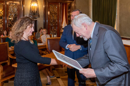 umk_0540.jpg-Nauczyciel z Pasją, nauczyciele, Majchrowski, dyplomy, wręczenie, certyfikat