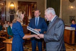 umk_0550.jpg-Nauczyciel z Pasją, nauczyciele, Majchrowski, dyplomy, wręczenie, certyfikat