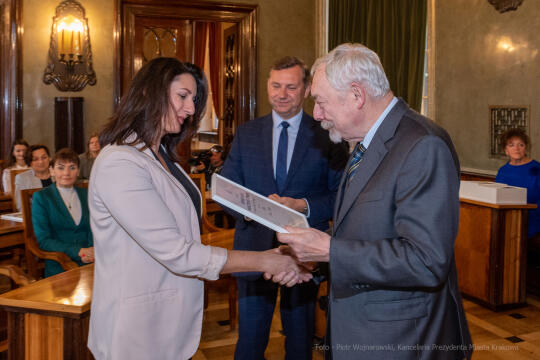 umk_0553.jpg-Nauczyciel z Pasją, nauczyciele, Majchrowski, dyplomy, wręczenie, certyfikat