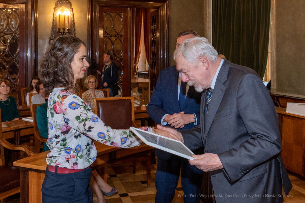 umk_0557.jpg-Nauczyciel z Pasją, nauczyciele, Majchrowski, dyplomy, wręczenie, certyfikat  Autor: P. Wojnarowski