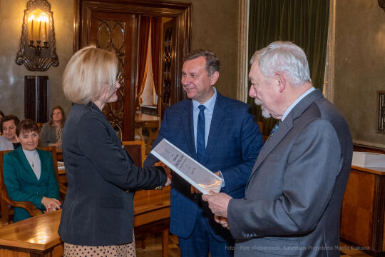 umk_0574.jpg-Nauczyciel z Pasją, nauczyciele, Majchrowski, dyplomy, wręczenie, certyfikat