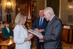 umk_0576.jpg-Nauczyciel z Pasją, nauczyciele, Majchrowski, dyplomy, wręczenie, certyfikat