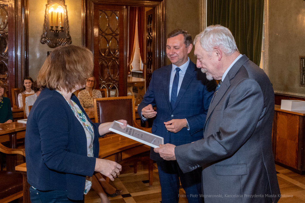 umk_0578.jpg-Nauczyciel z Pasją, nauczyciele, Majchrowski, dyplomy, wręczenie, certyfikat  Autor: P. Wojnarowski