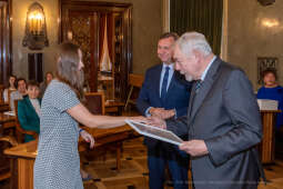 umk_0582.jpg-Nauczyciel z Pasją, nauczyciele, Majchrowski, dyplomy, wręczenie, certyfikat