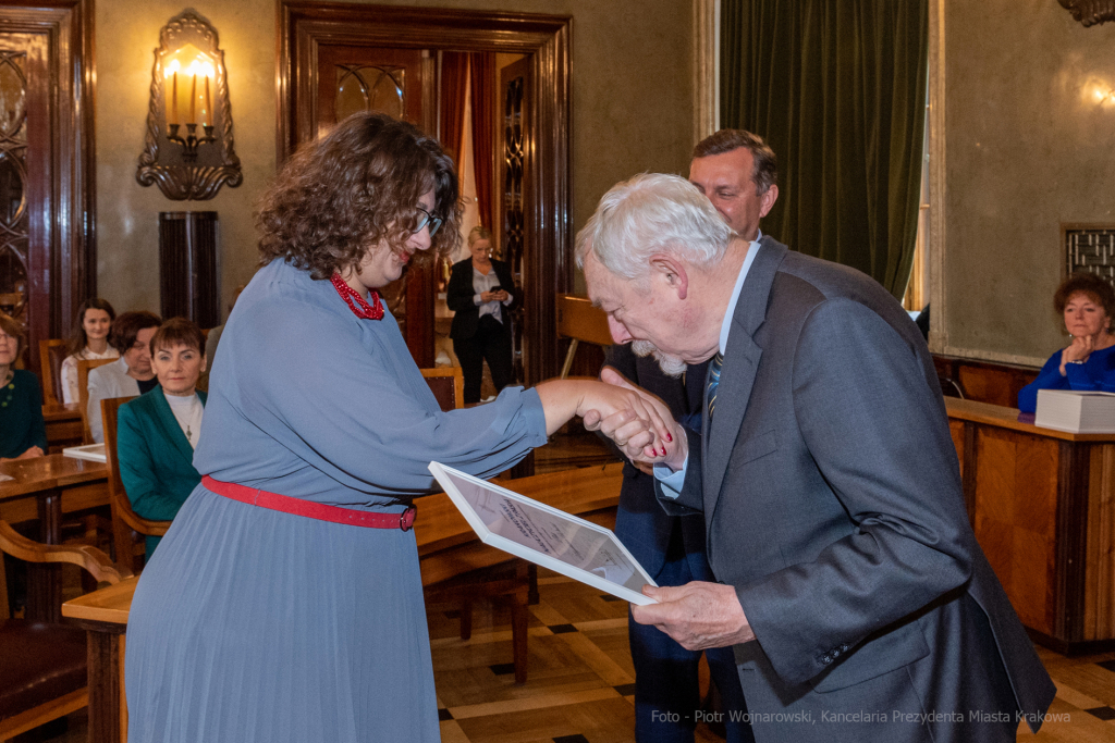 umk_0585.jpg-Nauczyciel z Pasją, nauczyciele, Majchrowski, dyplomy, wręczenie, certyfikat  Autor: P. Wojnarowski