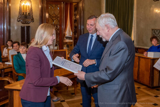 umk_0589.jpg-Nauczyciel z Pasją, nauczyciele, Majchrowski, dyplomy, wręczenie, certyfikat