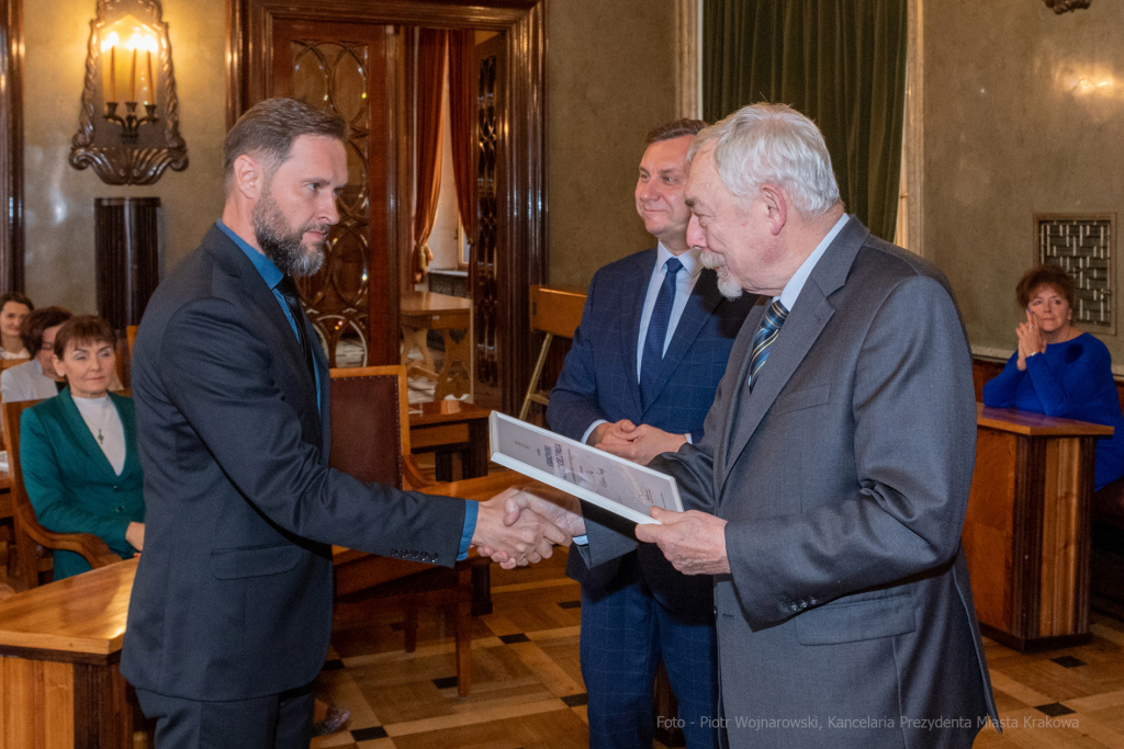 umk_0598.jpg-Nauczyciel z Pasją, nauczyciele, Majchrowski, dyplomy, wręczenie, certyfikat  Autor: P. Wojnarowski