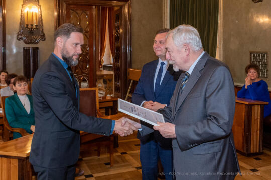 umk_0598.jpg-Nauczyciel z Pasją, nauczyciele, Majchrowski, dyplomy, wręczenie, certyfikat