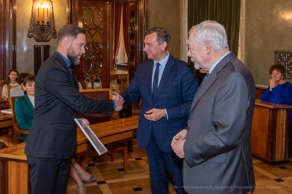 umk_0600.jpg-Nauczyciel z Pasją, nauczyciele, Majchrowski, dyplomy, wręczenie, certyfikat  Autor: P. Wojnarowski