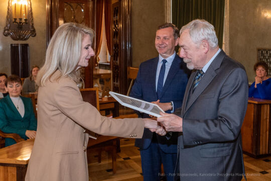 umk_0602.jpg-Nauczyciel z Pasją, nauczyciele, Majchrowski, dyplomy, wręczenie, certyfikat