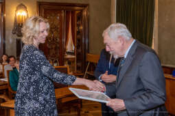 umk_0605.jpg-Nauczyciel z Pasją, nauczyciele, Majchrowski, dyplomy, wręczenie, certyfikat