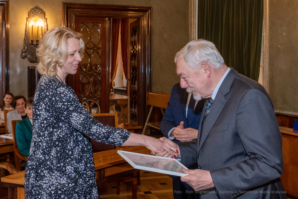 umk_0605.jpg-Nauczyciel z Pasją, nauczyciele, Majchrowski, dyplomy, wręczenie, certyfikat  Autor: P. Wojnarowski