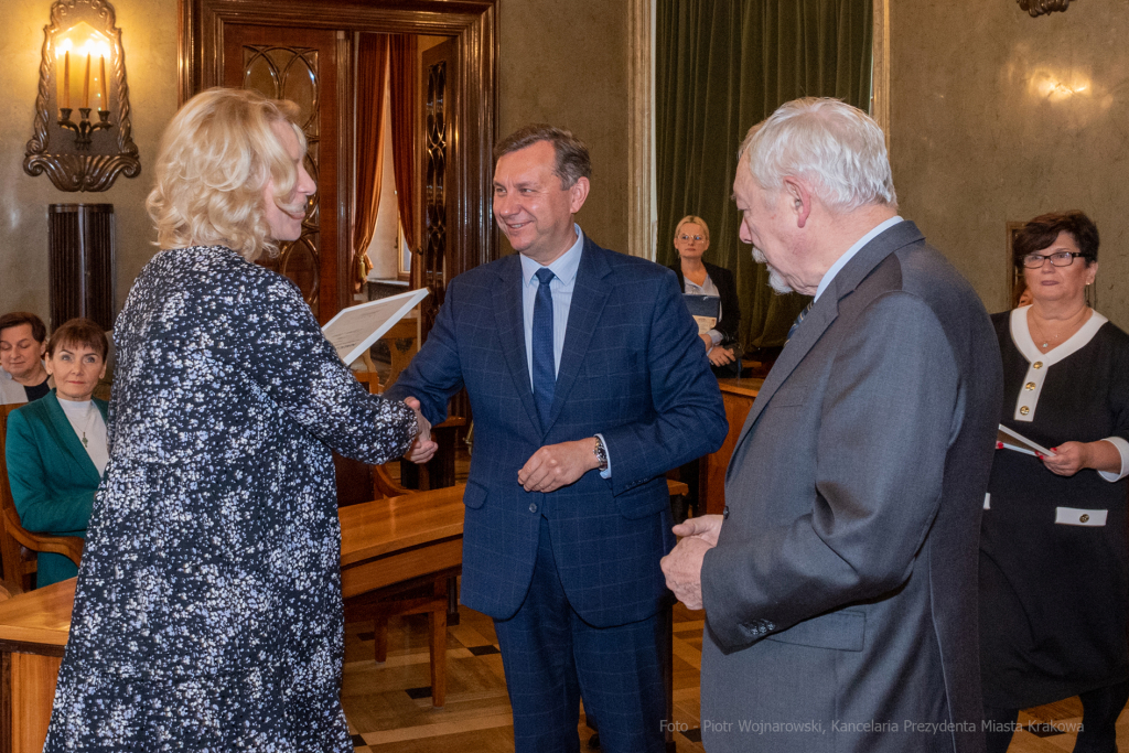 umk_0607.jpg-Nauczyciel z Pasją, nauczyciele, Majchrowski, dyplomy, wręczenie, certyfikat  Autor: P. Wojnarowski