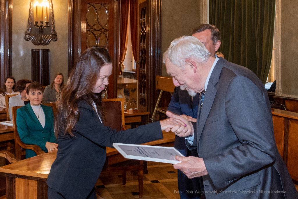 umk_0608.jpg-Nauczyciel z Pasją, nauczyciele, Majchrowski, dyplomy, wręczenie, certyfikat  Autor: P. Wojnarowski