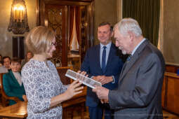 umk_0612.jpg-Nauczyciel z Pasją, nauczyciele, Majchrowski, dyplomy, wręczenie, certyfikat