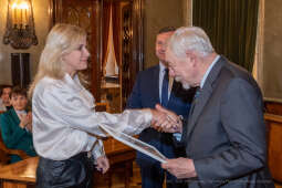 umk_0614.jpg-Nauczyciel z Pasją, nauczyciele, Majchrowski, dyplomy, wręczenie, certyfikat