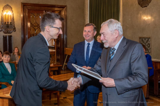 umk_0618.jpg-Nauczyciel z Pasją, nauczyciele, Majchrowski, dyplomy, wręczenie, certyfikat