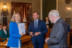 umk_0624.jpg-Nauczyciel z Pasją, nauczyciele, Majchrowski, dyplomy, wręczenie, certyfikat