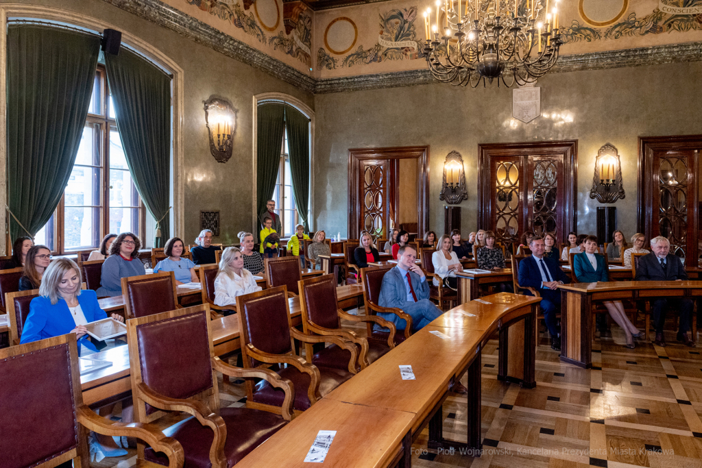 umk_0625.jpg-Nauczyciel z Pasją, nauczyciele, Majchrowski, dyplomy, wręczenie, certyfikat  Autor: P. Wojnarowski