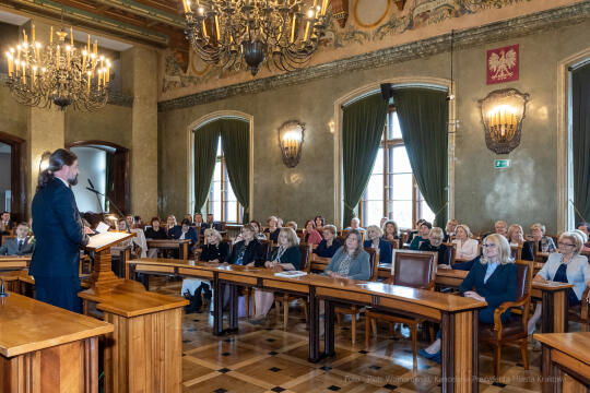 umk_0629.jpg-nauczyciele, Majchrowski, dyplomy, wręczenie, dyrektorzy, nagroda, prezydenta,