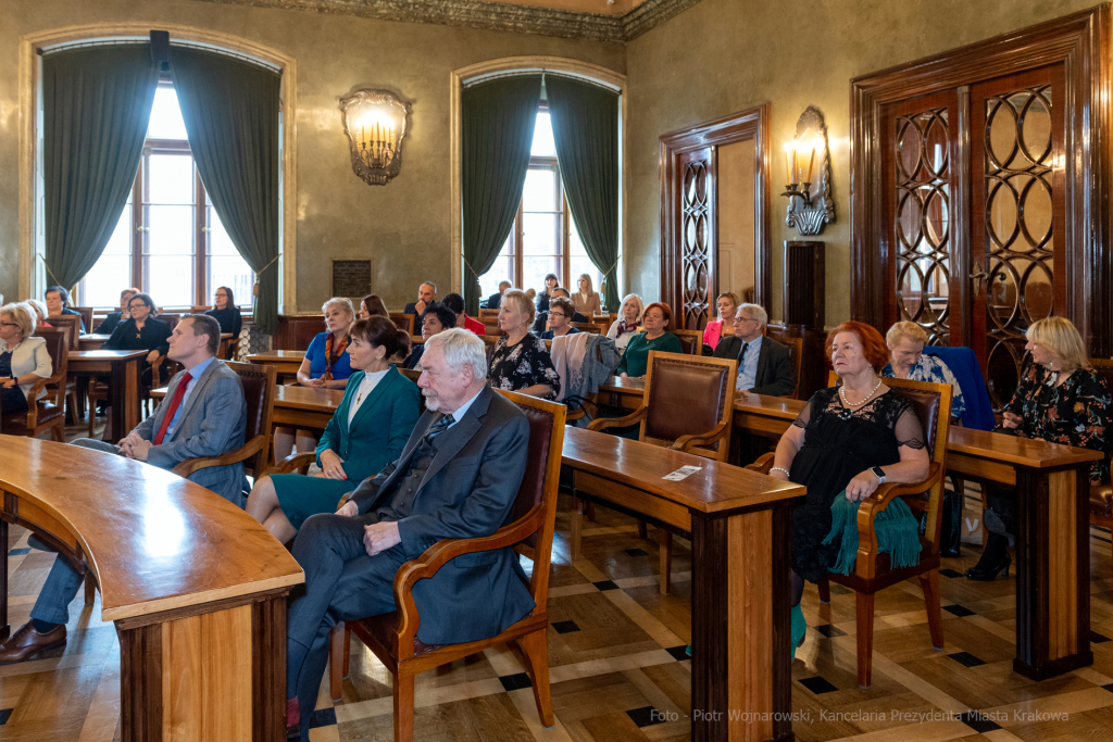 umk_0631.jpg-nauczyciele, Majchrowski, dyplomy, wręczenie, dyrektorzy, nagroda, prezydenta,  Autor: P. Wojnarowski