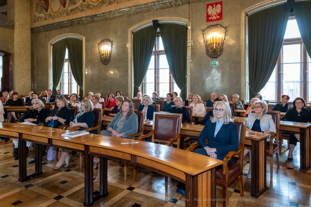 umk_0632.jpg-nauczyciele, Majchrowski, dyplomy, wręczenie, dyrektorzy, nagroda, prezydenta,  Autor: P. Wojnarowski