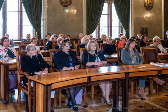 umk_0634.jpg-nauczyciele, Majchrowski, dyplomy, wręczenie, dyrektorzy, nagroda, prezydenta,