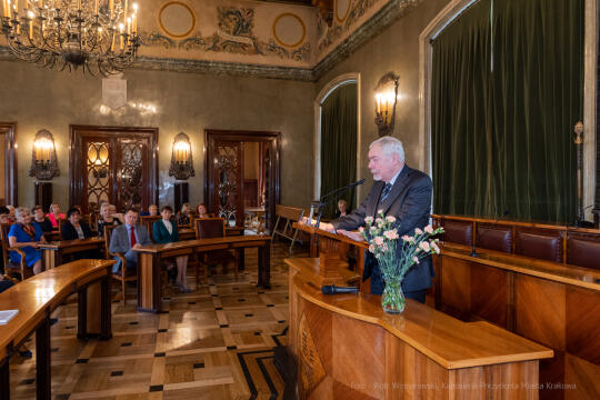 umk_0635.jpg-nauczyciele, Majchrowski, dyplomy, wręczenie, dyrektorzy, nagroda, prezydenta,