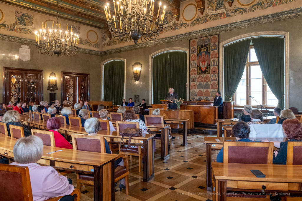 umk_0637.jpg-nauczyciele, Majchrowski, dyplomy, wręczenie, dyrektorzy, nagroda, prezydenta,  Autor: P. Wojnarowski