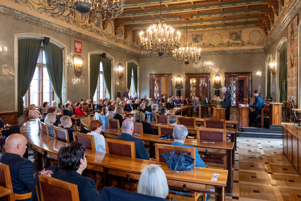 umk_0638.jpg-nauczyciele, Majchrowski, dyplomy, wręczenie, dyrektorzy, nagroda, prezydenta,  Autor: P. Wojnarowski