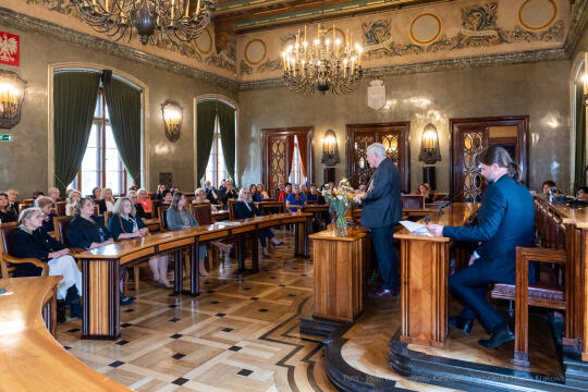 umk_0639.jpg-nauczyciele, Majchrowski, dyplomy, wręczenie, dyrektorzy, nagroda, prezydenta,