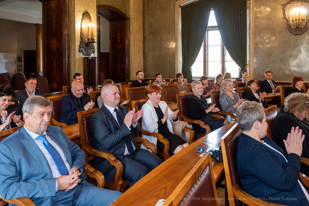 umk_0640.jpg-nauczyciele, Majchrowski, dyplomy, wręczenie, dyrektorzy, nagroda, prezydenta,  Autor: P. Wojnarowski