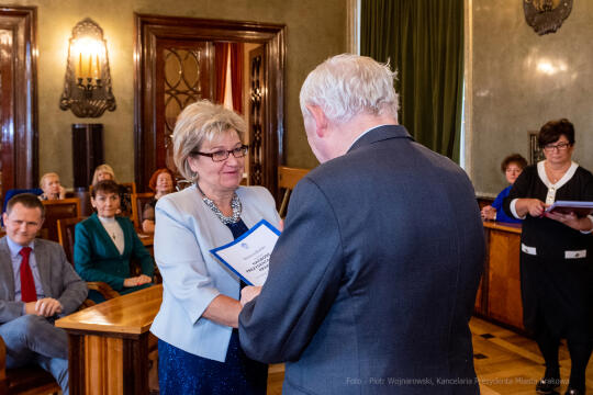 umk_0648.jpg-nauczyciele, Majchrowski, dyplomy, wręczenie, dyrektorzy, nagroda, prezydenta,