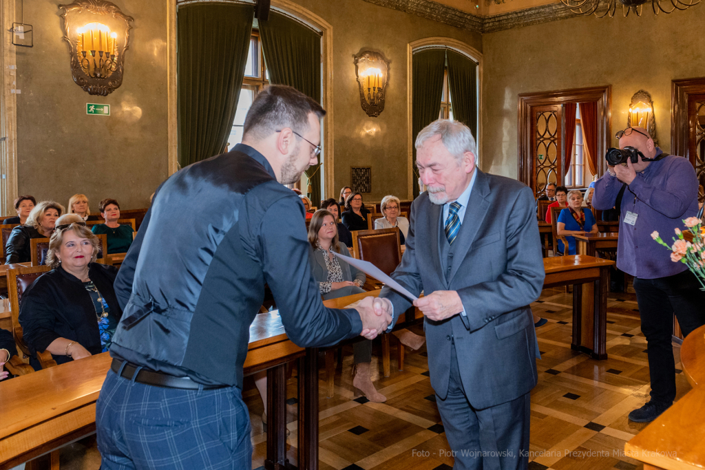 umk_0650.jpg-nauczyciele, Majchrowski, dyplomy, wręczenie, dyrektorzy, nagroda, prezydenta,  Autor: P. Wojnarowski