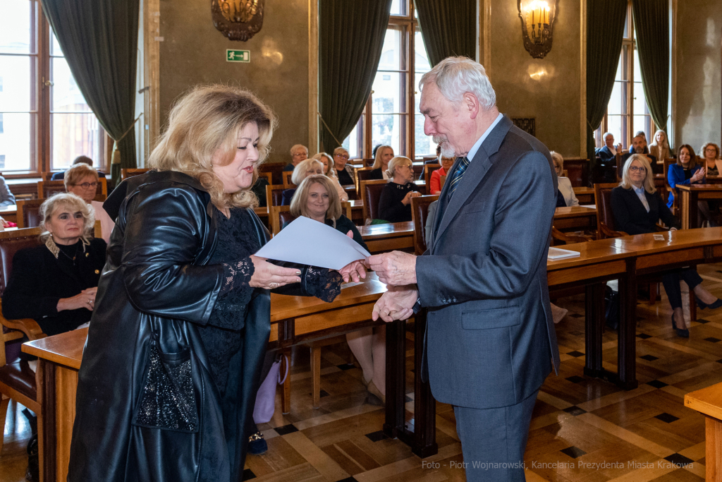 umk_0654.jpg-nauczyciele, Majchrowski, dyplomy, wręczenie, dyrektorzy, nagroda, prezydenta,  Autor: P. Wojnarowski