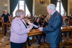 umk_0657.jpg-nauczyciele, Majchrowski, dyplomy, wręczenie, dyrektorzy, nagroda, prezydenta,