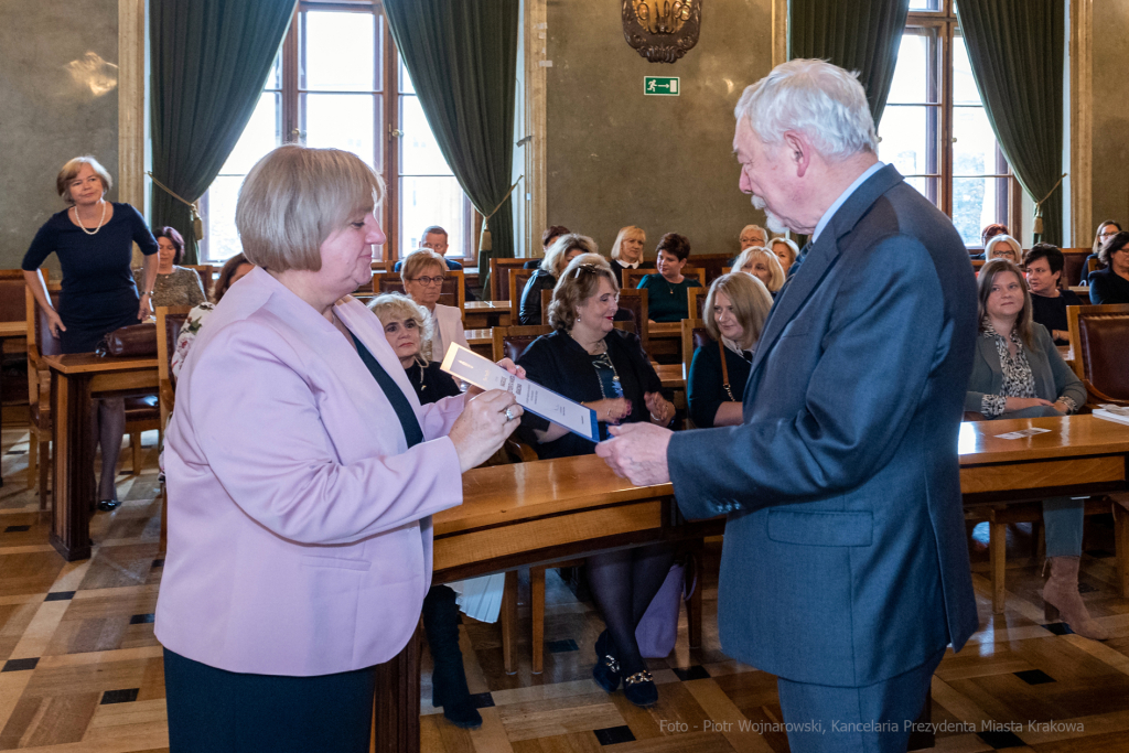 umk_0657.jpg-nauczyciele, Majchrowski, dyplomy, wręczenie, dyrektorzy, nagroda, prezydenta,  Autor: P. Wojnarowski