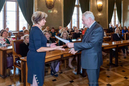 umk_0658.jpg-nauczyciele, Majchrowski, dyplomy, wręczenie, dyrektorzy, nagroda, prezydenta,