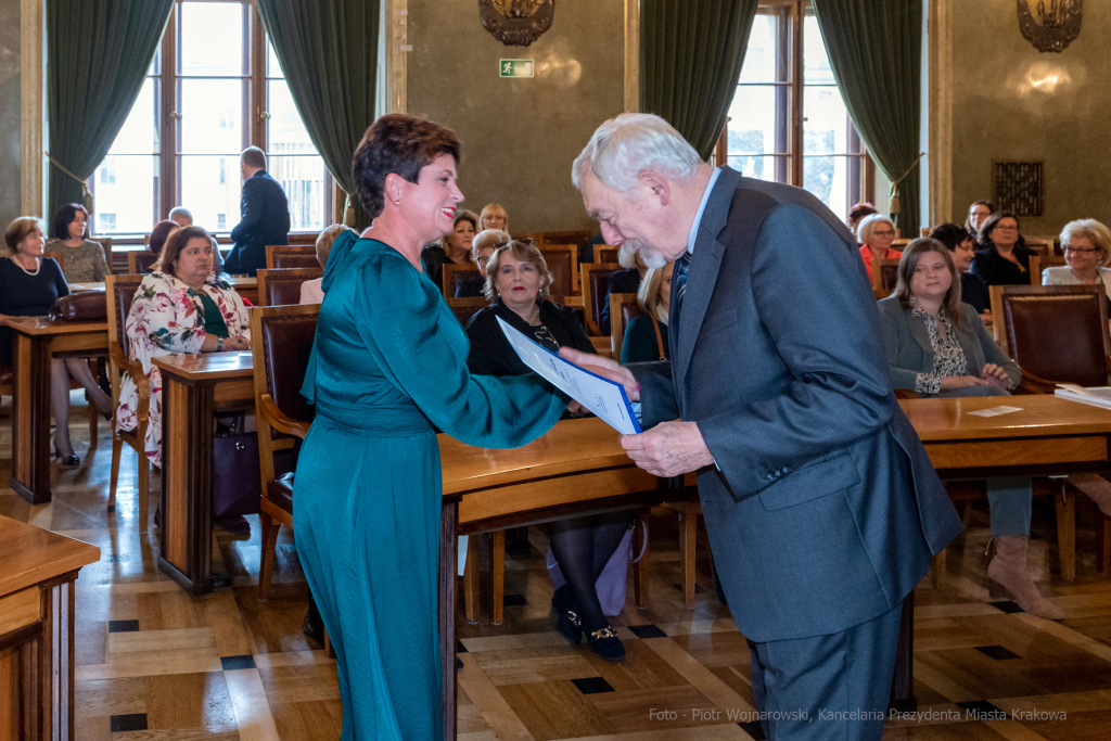 umk_0659.jpg-nauczyciele, Majchrowski, dyplomy, wręczenie, dyrektorzy, nagroda, prezydenta,  Autor: P. Wojnarowski