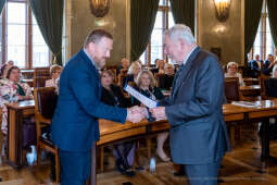 umk_0662.jpg-nauczyciele, Majchrowski, dyplomy, wręczenie, dyrektorzy, nagroda, prezydenta,