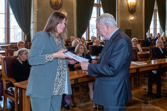 umk_0665.jpg-nauczyciele, Majchrowski, dyplomy, wręczenie, dyrektorzy, nagroda, prezydenta,