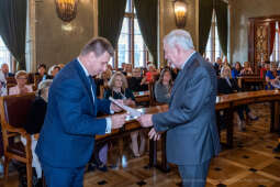 umk_0668.jpg-nauczyciele, Majchrowski, dyplomy, wręczenie, dyrektorzy, nagroda, prezydenta,