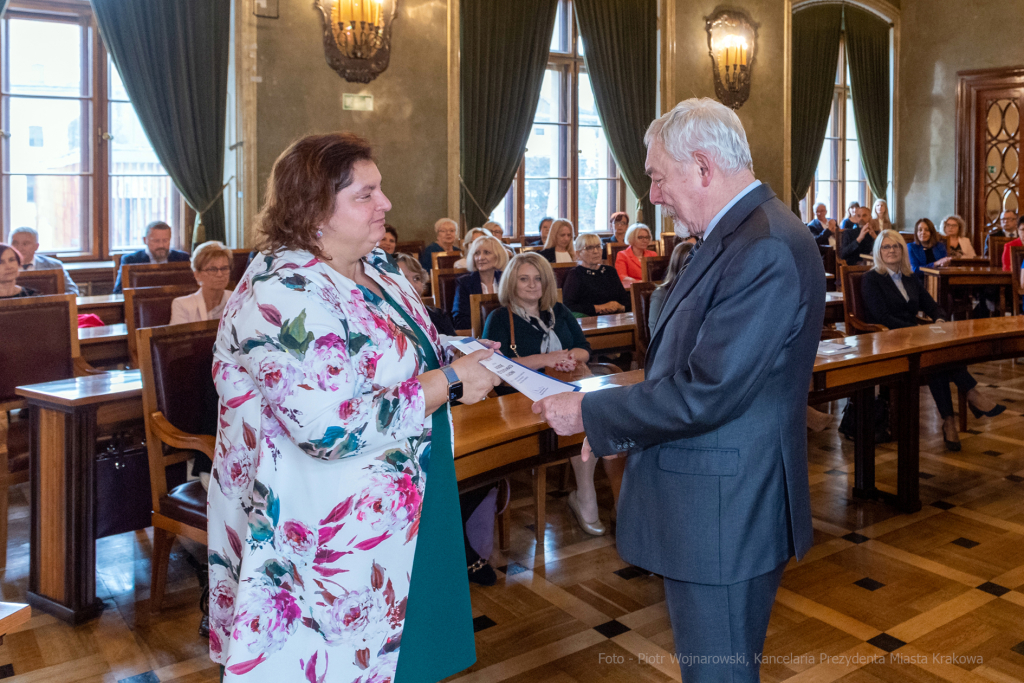 umk_0670.jpg-nauczyciele, Majchrowski, dyplomy, wręczenie, dyrektorzy, nagroda, prezydenta,  Autor: P. Wojnarowski